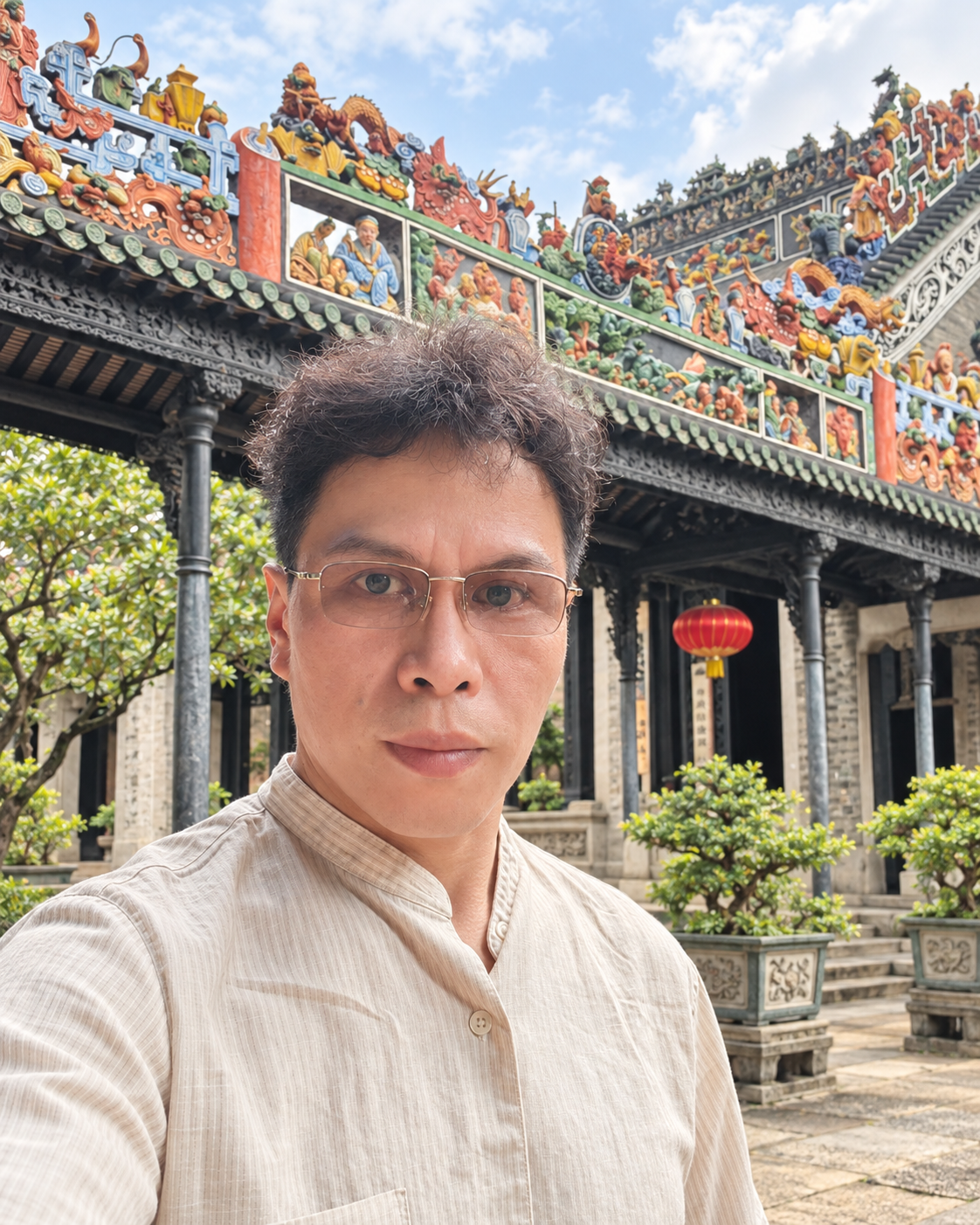 赵见在传统建筑前