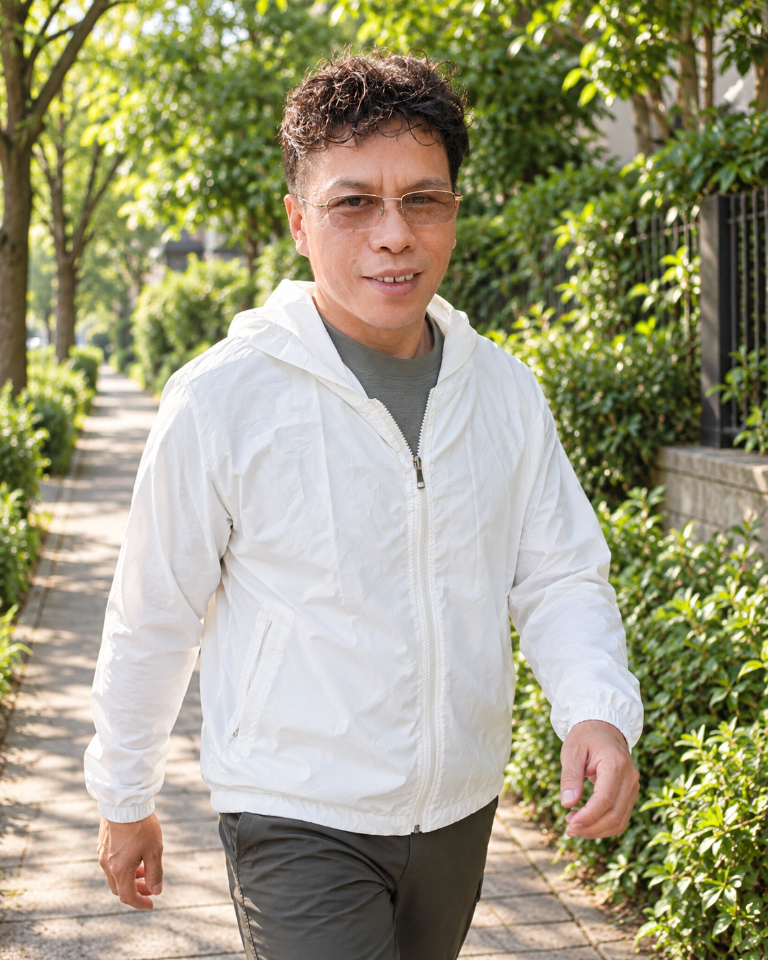 赵见在绿荫小路散步